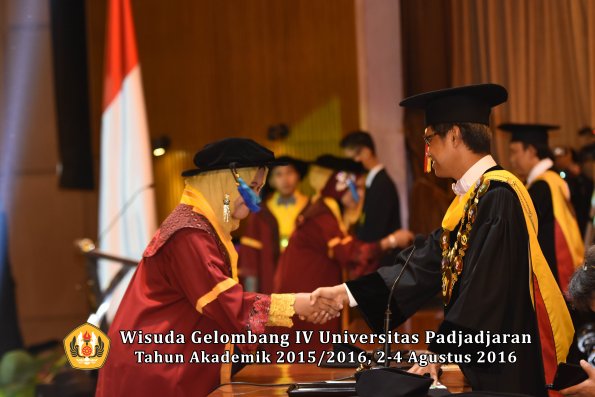 Wisuda Unpad Gel IV TA 2015_2016 Fakultas Ilmu Keperawatan Oleh Rektor     -086
