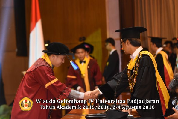 Wisuda Unpad Gel IV TA 2015_2016 Fakultas Ilmu Keperawatan Oleh Rektor     -088