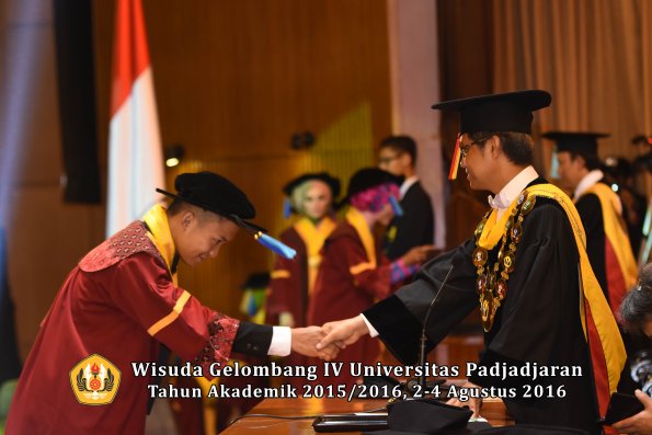 Wisuda Unpad Gel IV TA 2015_2016 Fakultas Ilmu Keperawatan Oleh Rektor     -089