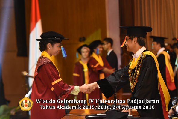 Wisuda Unpad Gel IV TA 2015_2016 Fakultas Ilmu Keperawatan Oleh Rektor     -102
