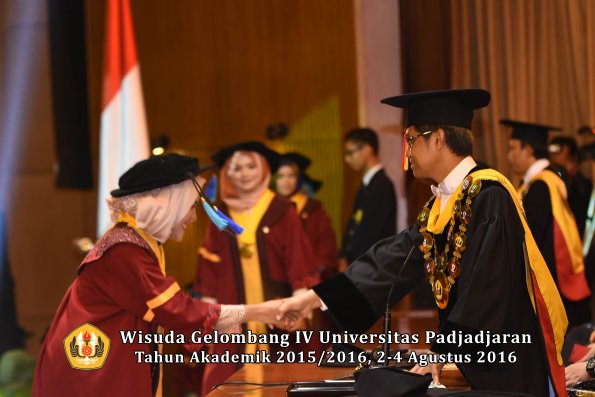 Wisuda Unpad Gel IV TA 2015_2016 Fakultas Ilmu Keperawatan Oleh Rektor     -105