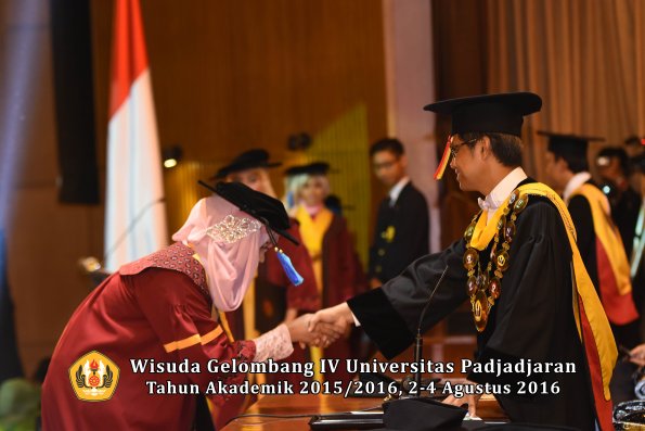 Wisuda Unpad Gel IV TA 2015_2016 Fakultas Ilmu Keperawatan Oleh Rektor     -112