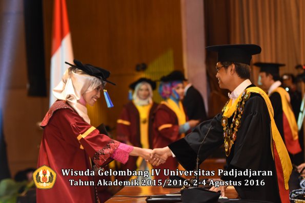 Wisuda Unpad Gel IV TA 2015_2016 Fakultas Ilmu Keperawatan Oleh Rektor     -114