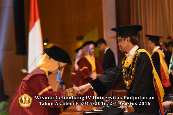 Wisuda Unpad Gel IV TA 2015_2016 Fakultas Ilmu Keperawatan Oleh Rektor     -118