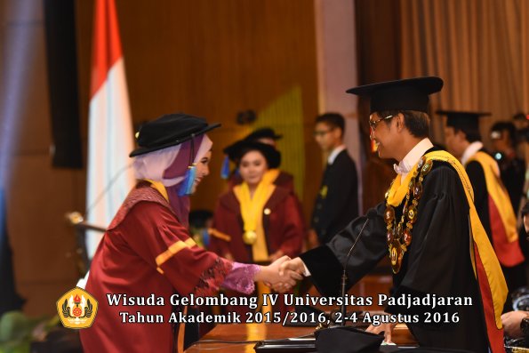 Wisuda Unpad Gel IV TA 2015_2016 Fakultas Ilmu Keperawatan Oleh Rektor     -122