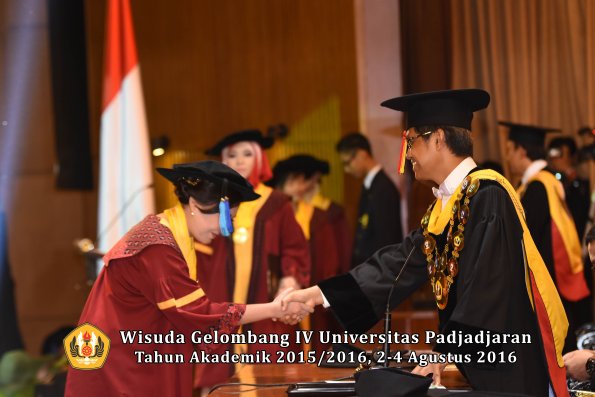 Wisuda Unpad Gel IV TA 2015_2016 Fakultas Ilmu Keperawatan Oleh Rektor     -123