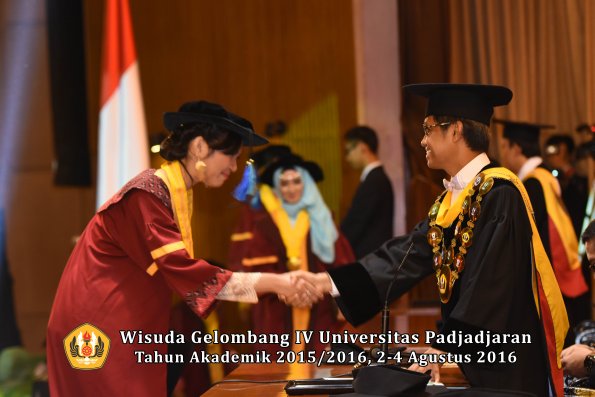Wisuda Unpad Gel IV TA 2015_2016 Fakultas Ilmu Keperawatan Oleh Rektor     -126