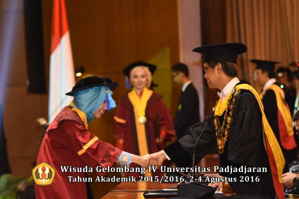 Wisuda Unpad Gel IV TA 2015_2016 Fakultas Ilmu Keperawatan Oleh Rektor     -135