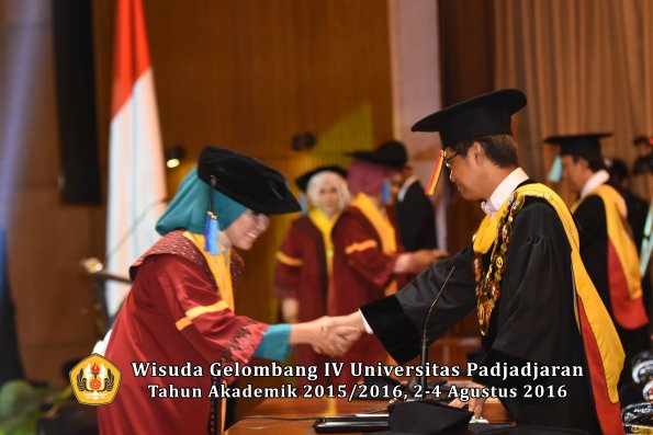 Wisuda Unpad Gel IV TA 2015_2016 Fakultas Ilmu Keperawatan Oleh Rektor     -162