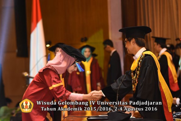 Wisuda Unpad Gel IV TA 2015_2016 Fakultas Ilmu Keperawatan Oleh Rektor     -168