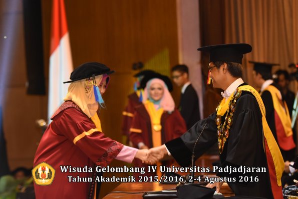 Wisuda Unpad Gel IV TA 2015_2016 Fakultas Ilmu Keperawatan Oleh Rektor     -172