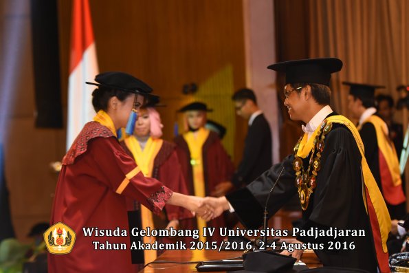 Wisuda Unpad Gel IV TA 2015_2016 Fakultas Ilmu Keperawatan Oleh Rektor     -178