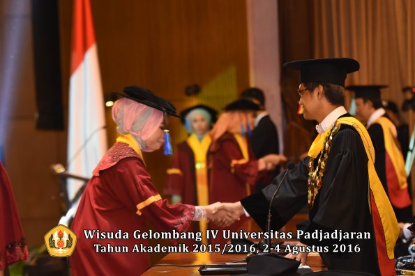 Wisuda Unpad Gel IV TA 2015_2016 Fakultas Ilmu Keperawatan Oleh Rektor     -179