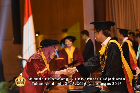 Wisuda Unpad Gel IV TA 2015_2016 Fakultas Ilmu Keperawatan Oleh Rektor     -189