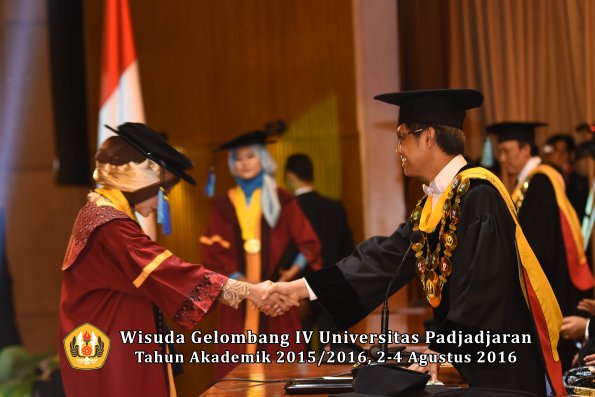 Wisuda Unpad Gel IV TA 2015_2016 Fakultas Ilmu Keperawatan Oleh Rektor     -194