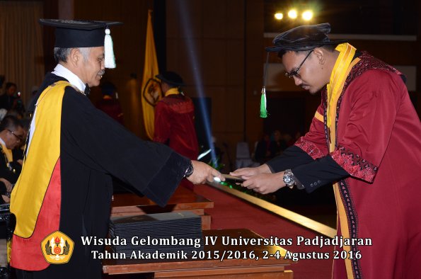 Wisuda Unpad Gel IV TA 2015_2016 Fakultas Pertanian Oleh Dekan -097