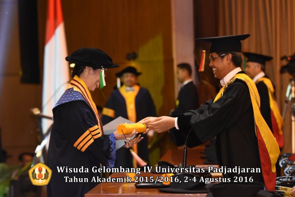 Wisuda Unpad Gel IV TA 2015_2016 Fakultas Pertanian Oleh Rektor  -003