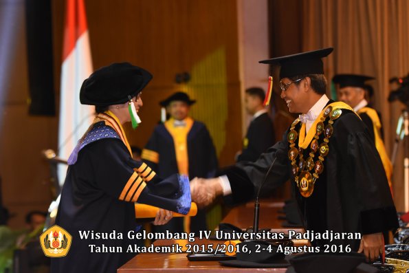 Wisuda Unpad Gel IV TA 2015_2016 Fakultas Pertanian Oleh Rektor  -004