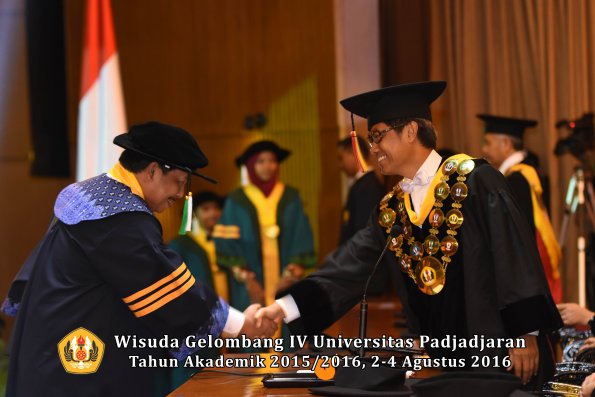 Wisuda Unpad Gel IV TA 2015_2016 Fakultas Pertanian Oleh Rektor  -005