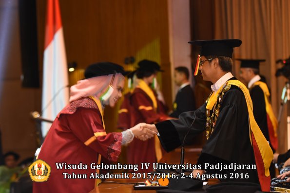 Wisuda Unpad Gel IV TA 2015_2016 Fakultas Pertanian Oleh Rektor  -009
