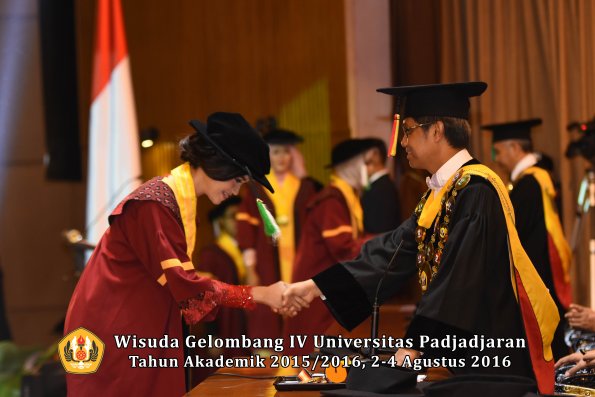 Wisuda Unpad Gel IV TA 2015_2016 Fakultas Pertanian Oleh Rektor  -010