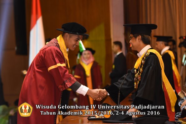 Wisuda Unpad Gel IV TA 2015_2016 Fakultas Pertanian Oleh Rektor  -020
