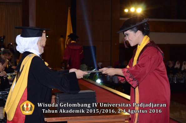Wisuda Unpad Gel IV TA 2015_2016 Fakultas Peternakan Oleh Dekan  -002