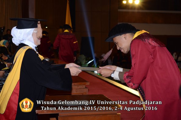 Wisuda Unpad Gel IV TA 2015_2016 Fakultas Peternakan Oleh Dekan  -082