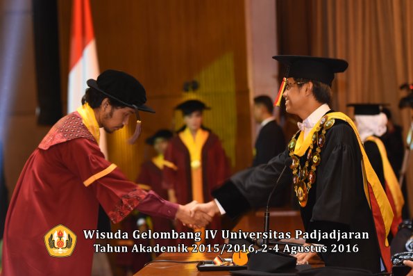 Wisuda Unpad Gel IV TA 2015_2016 Fakultas Peternakan Oleh Rektor   -001