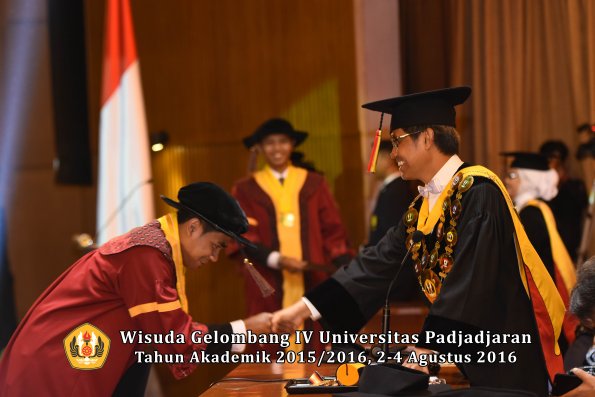 Wisuda Unpad Gel IV TA 2015_2016 Fakultas Peternakan Oleh Rektor   -003
