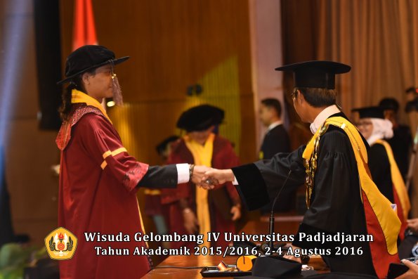 Wisuda Unpad Gel IV TA 2015_2016 Fakultas Peternakan Oleh Rektor   -004