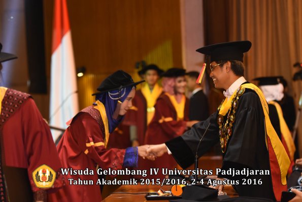 Wisuda Unpad Gel IV TA 2015_2016 Fakultas Peternakan Oleh Rektor   -006