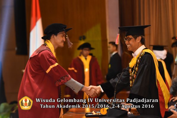Wisuda Unpad Gel IV TA 2015_2016 Fakultas Peternakan Oleh Rektor   -008