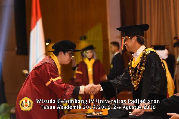 Wisuda Unpad Gel IV TA 2015_2016 Fakultas Peternakan Oleh Rektor   -009