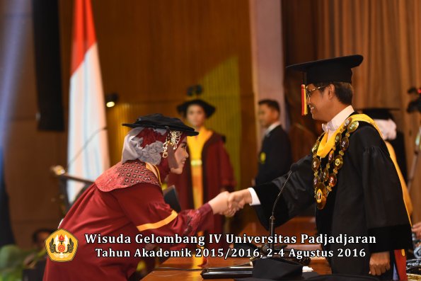 Wisuda Unpad Gel IV TA 2015_2016 Fakultas Peternakan Oleh Rektor   -012