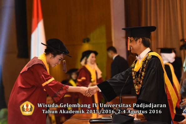 Wisuda Unpad Gel IV TA 2015_2016 Fakultas Peternakan Oleh Rektor   -013
