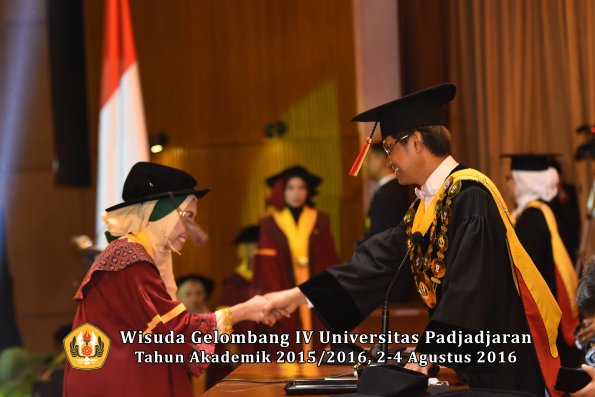 Wisuda Unpad Gel IV TA 2015_2016 Fakultas Peternakan Oleh Rektor   -014