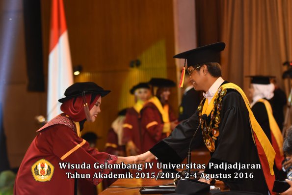 Wisuda Unpad Gel IV TA 2015_2016 Fakultas Peternakan Oleh Rektor   -015
