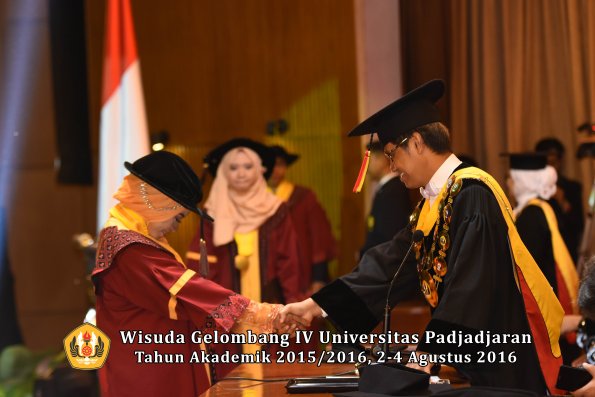 Wisuda Unpad Gel IV TA 2015_2016 Fakultas Peternakan Oleh Rektor   -017