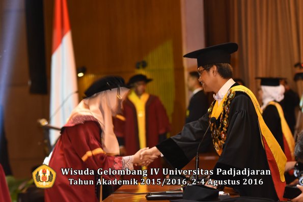 Wisuda Unpad Gel IV TA 2015_2016 Fakultas Peternakan Oleh Rektor   -018