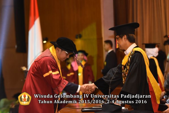 Wisuda Unpad Gel IV TA 2015_2016 Fakultas Peternakan Oleh Rektor   -019