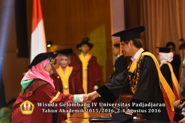 Wisuda Unpad Gel IV TA 2015_2016 Fakultas Peternakan Oleh Rektor   -020