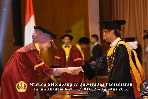 Wisuda Unpad Gel IV TA 2015_2016 Fakultas Peternakan Oleh Rektor   -047