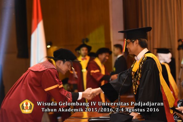 Wisuda Unpad Gel IV TA 2015_2016 Fakultas Peternakan Oleh Rektor   -058