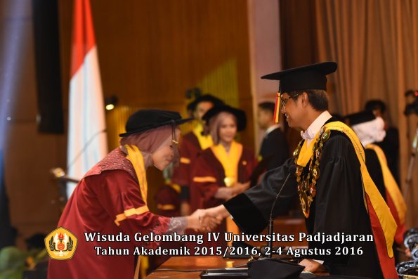 Wisuda Unpad Gel IV TA 2015_2016 Fakultas Peternakan Oleh Rektor   -076