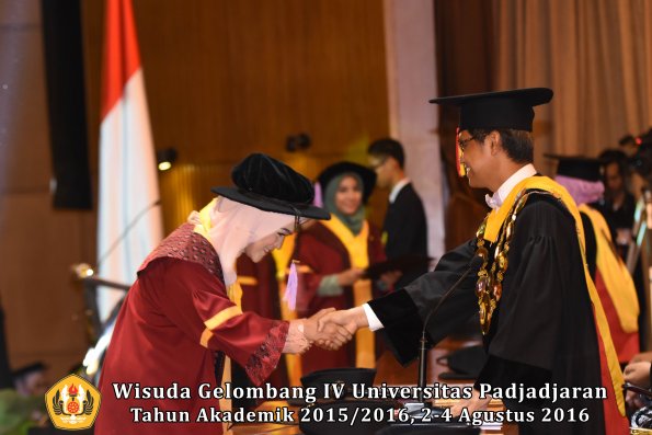Wisuda Unpad Gel IV TA 2015_2016 Fakultas Kedokteran Gigi Oleh Rektor -056