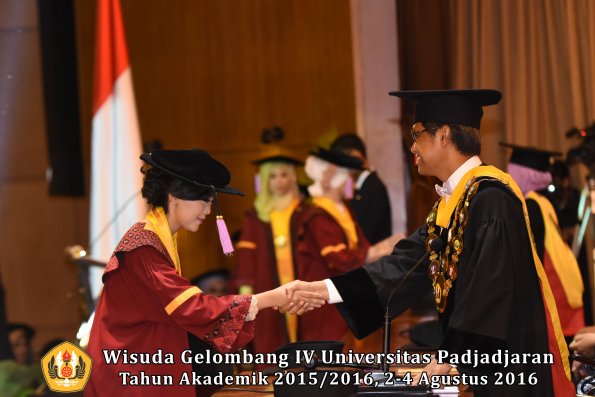 Wisuda Unpad Gel IV TA 2015_2016 Fakultas Kedokteran Gigi Oleh Rektor -058