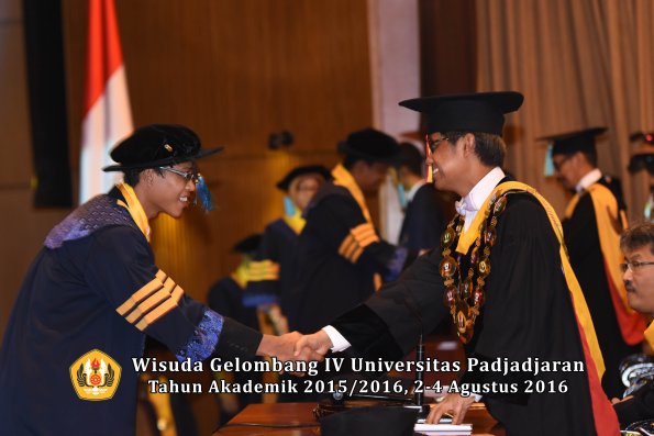 Wisuda Unpad Gel IV TA 2015_2016 Fakultas Ilmu Budaya Oleh Rektor -002