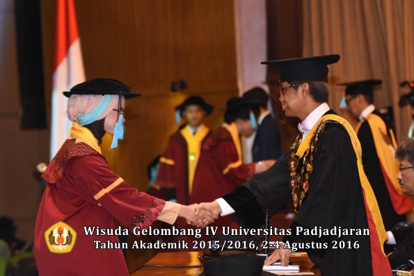 Wisuda Unpad Gel IV TA 2015_2016 Fakultas Ilmu Budaya Oleh Rektor -016