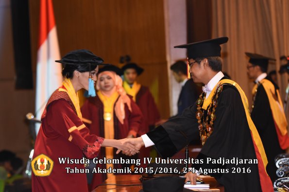 Wisuda Unpad Gel IV TA 2015_2016 Fakultas Ilmu Budaya Oleh Rektor -033